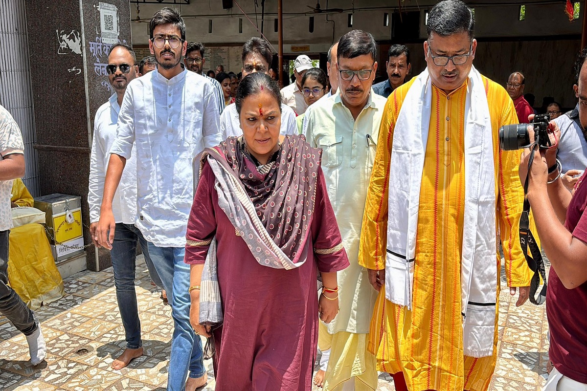 मंत्री दीपिका पांडेय पहुंचीं जगन्नाथ मंदिर, लोगों के साथ जमीन पर बैठकर ग्रहण किया भोग, देखें फोटो 3 मंदिर परिसर में मंत्री दीपिका