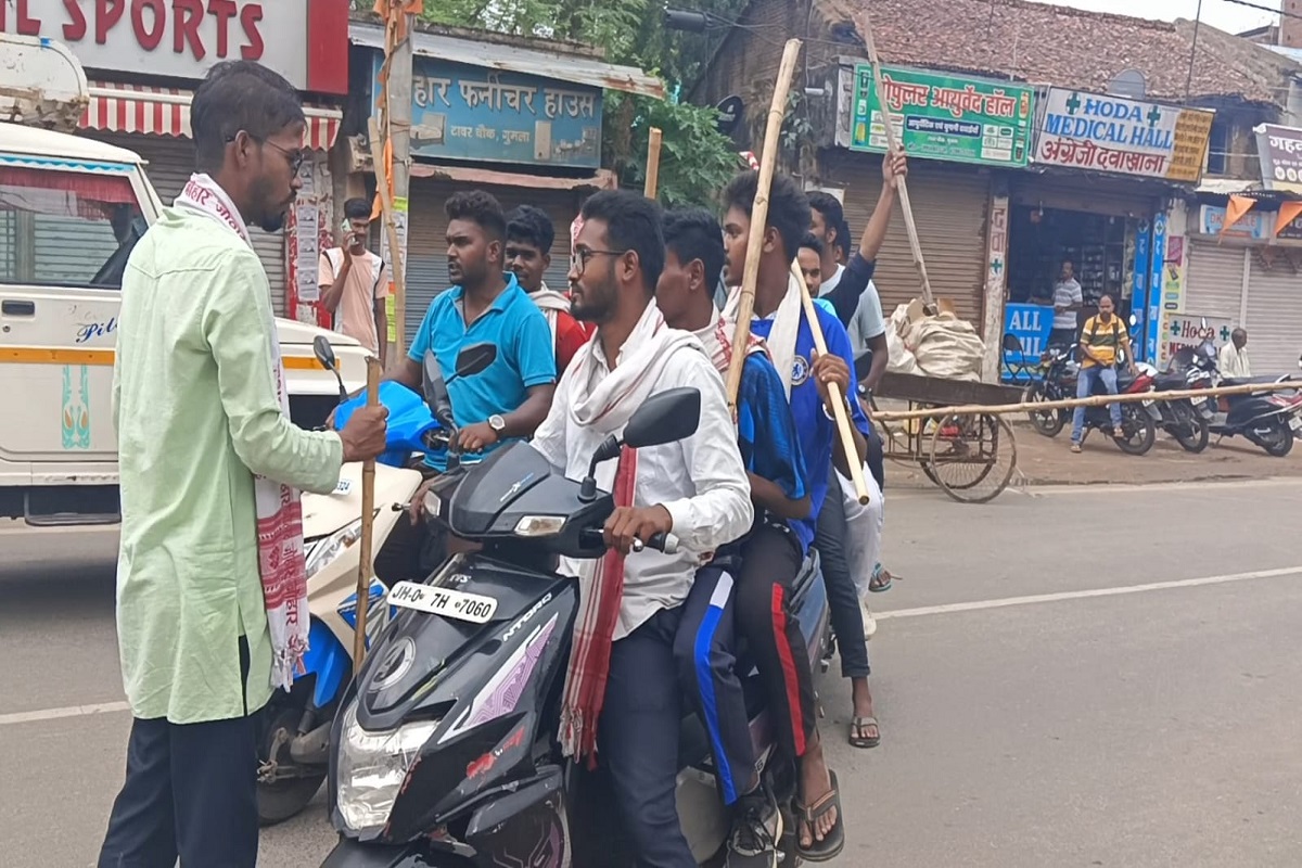 स्कूटी से घूम घूमकर दुकानें बंद कराते लोग