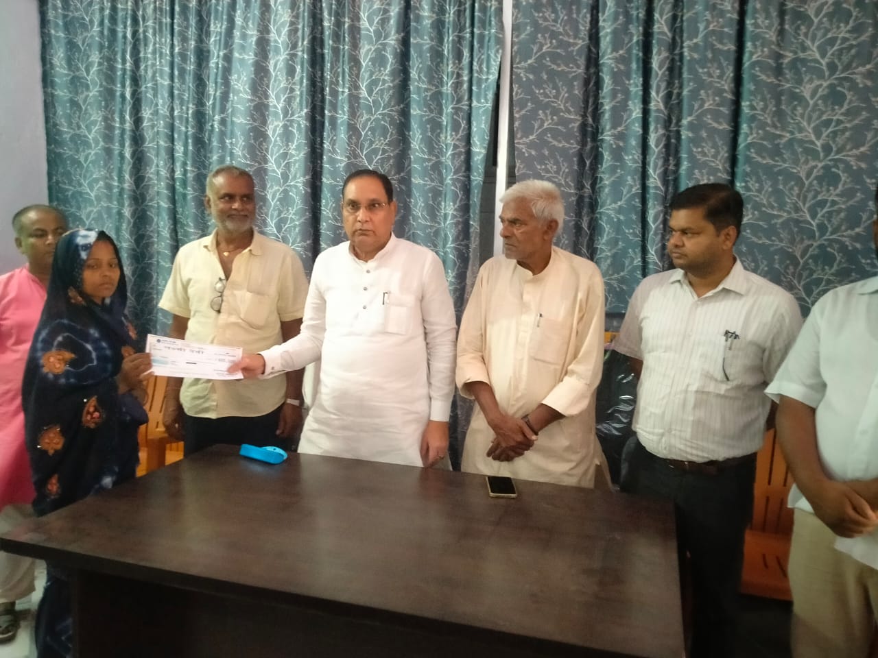 सूचना एवं जनसंपर्क विभाग के मंत्री श्री महेश्वर हजारी द्वारा कल्याणपुर विधानसभा क्षेत्र अंतर्गत आपदा पीड़ितों में बांटा गया अनुदान राशि का चेक