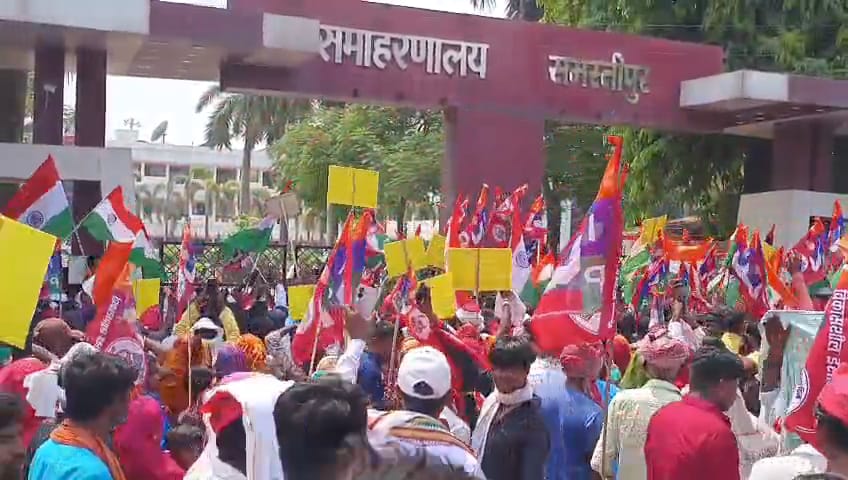 नाबालिग से गैंगरेप मामले में कलेक्ट्रेट पर विरोध प्रदर्शन चूड़ी और सिंदूर लेकर पहुंचे मुकेश सहनी