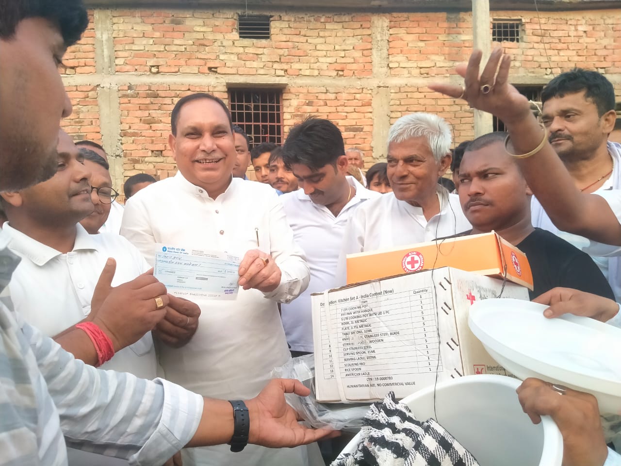 मंत्री ने अग्निपीड़ितों को दिया चेक एवं सहायता सामग्री