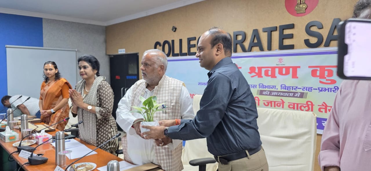 बाढ़ पूर्व तैयारी को लेकर प्रभारी मंत्री ने की अधिकारियों संग समीक्षात्मक बैठक