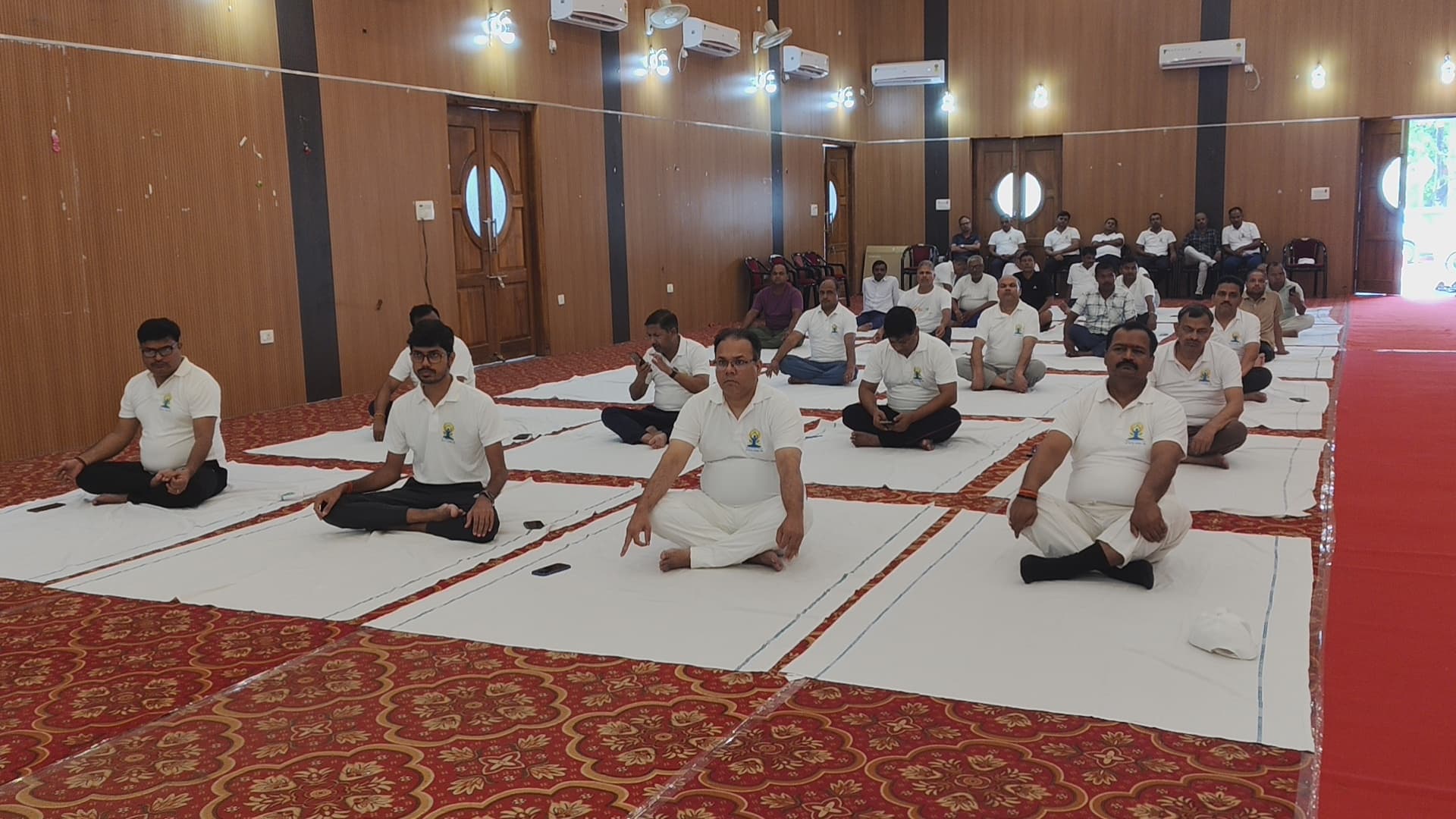 समस्तीपुर मंडल में अंतरराष्ट्रीय योग दिवस का आयोजन, मंडल के सभी अधिकारियों, कर्मचारियों तथा उनके परिजनों ने योग गुरु के निर्देशन में योगाभ्यास किया