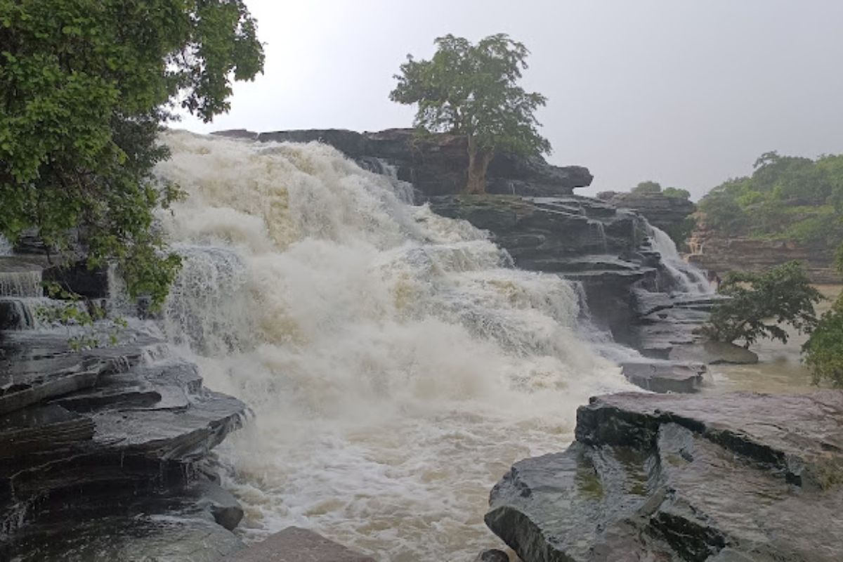 अब हिल स्टेशन के लिए हिमाचल, उत्तराखंड नहीं... यूपी की इन जगहों की करें सैर 3 Mukkha Fall Sonbhadra