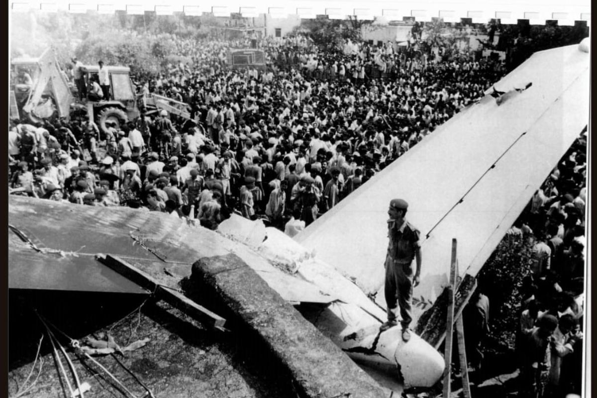 पटना में प्लेन क्रैश के बाद रोने लगी थी मुख्यमंत्री राबड़ी देवी, 25 साल पहले CM हाउस के पास हुआ था हादसा 2 फाइल फोटो