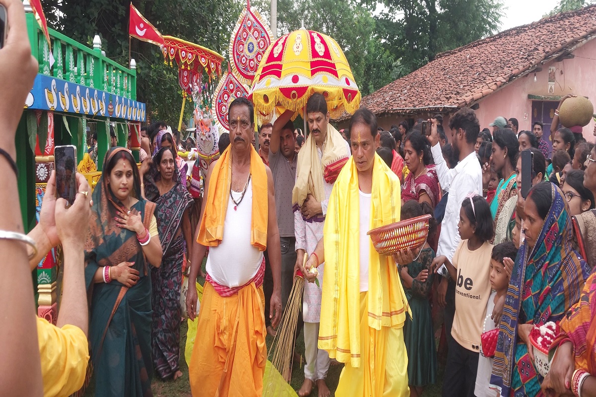 हरिभंजा में ‘जय जगन्नाथ’ के जयघोष के साथ निकली भव्य रथयात्रा, पूर्व सीएम अर्जुन मुंडा हुए शामिल