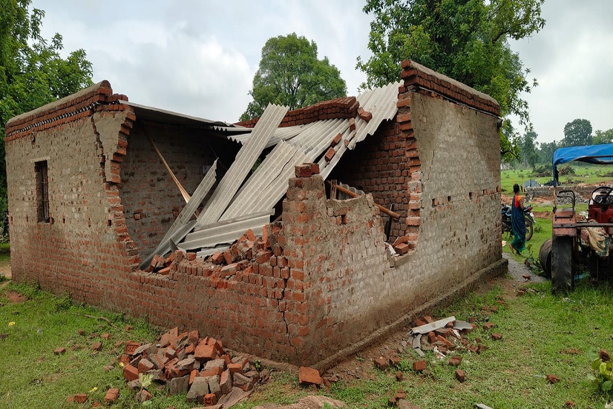 महुआटांड़ के निर्माण साइट पर हाथियों का उत्पात, एक को कुचलकर मार डाला, कई घरों को नुकसान