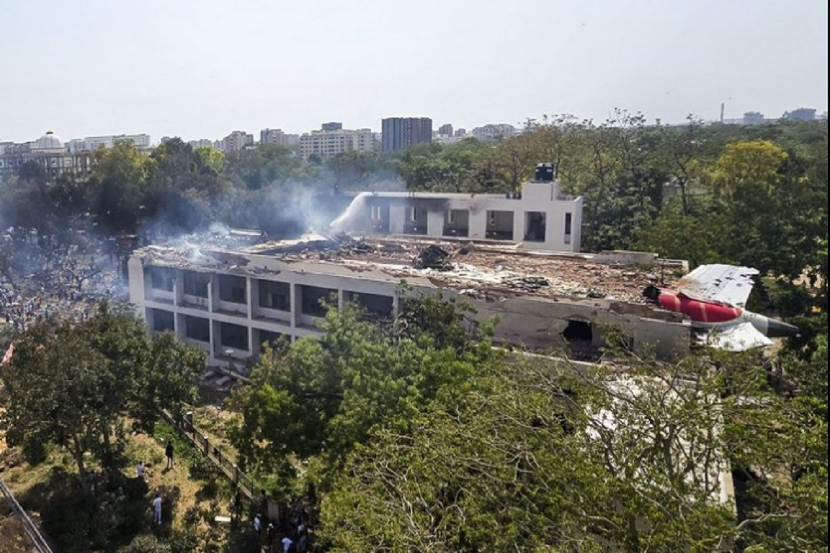 Ahemdabad Plane Crash: एयर इंडिया की फ्लाइट क्रैश होने पर क्या बोले नीतीश-तेजस्वी ? इन नेताओं ने जताया दुख… 1 image 138