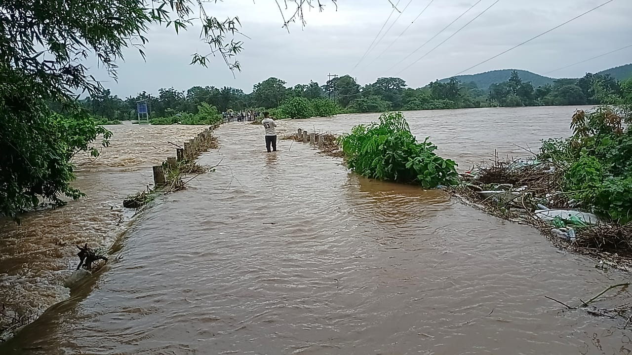 Heavy Rain : टाटा-रांची मुख्य मार्ग पर बाढ़ जैसे हालात; चांडिल डैम का जलस्तर बढ़ा, खोले गये फाटक, देखिये PHOTOS 3 image 224