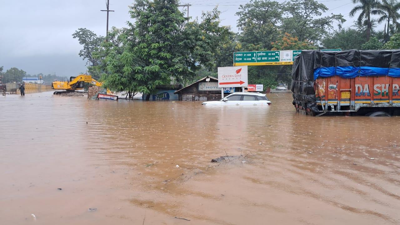 Heavy Rain : टाटा-रांची मुख्य मार्ग पर बाढ़ जैसे हालात; चांडिल डैम का जलस्तर बढ़ा, खोले गये फाटक, देखिये PHOTOS 2 image 225