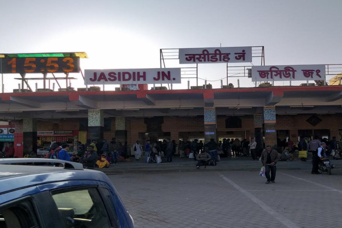 श्रावणी मेला में भीड़ से निपटने के लिए रेलवे कर रहा विशेष व्यवस्था, इन स्टेशनों पर होंगे खास इंतजाम 4 झारखंड का जसीडीह रेलवे स्टेशन