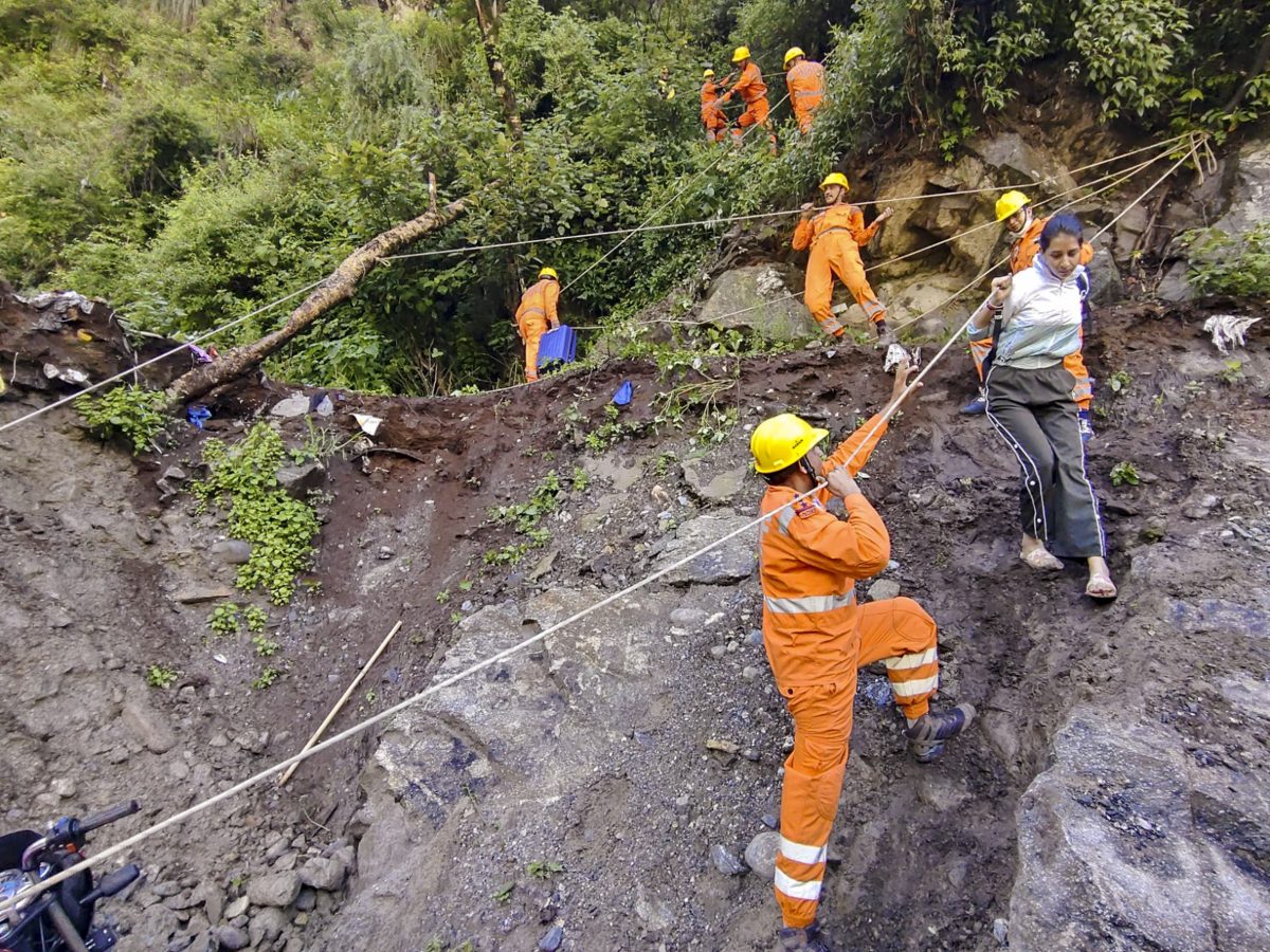 Watch Video : ऊपर से टूटकर गिर रहे हैं पहाड़, नीचे केदारनाथ यात्री, वीडियो देखकर खौफ खा जाएंगे आप भी 1 Watch Video : सोनप्रयाग के पास भूस्खलन की समाचार है. इसके बाद केदारनाथ यात्रा अस्थायी रूप से स्थगित कर दी गई है. एक वीडियो सामने आया है. देखें क्या नजर आ रहा है वीडियो में.