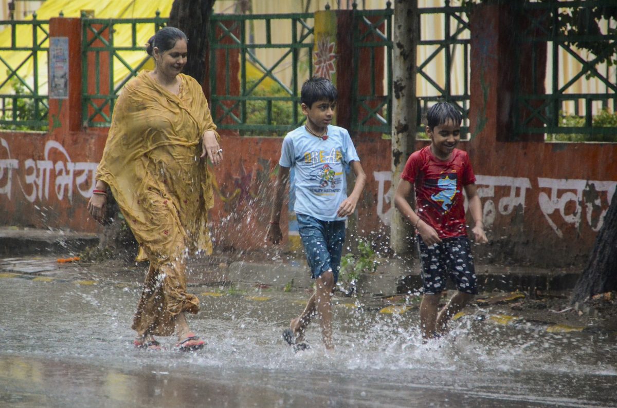 Delhi Heavy Rain Alert: दिल्ली में आंधी-तूफान के साथ बारिश, IMD ने जारी किया येलो अलर्ट 2 29061 pti06 29 2025 000201a 2