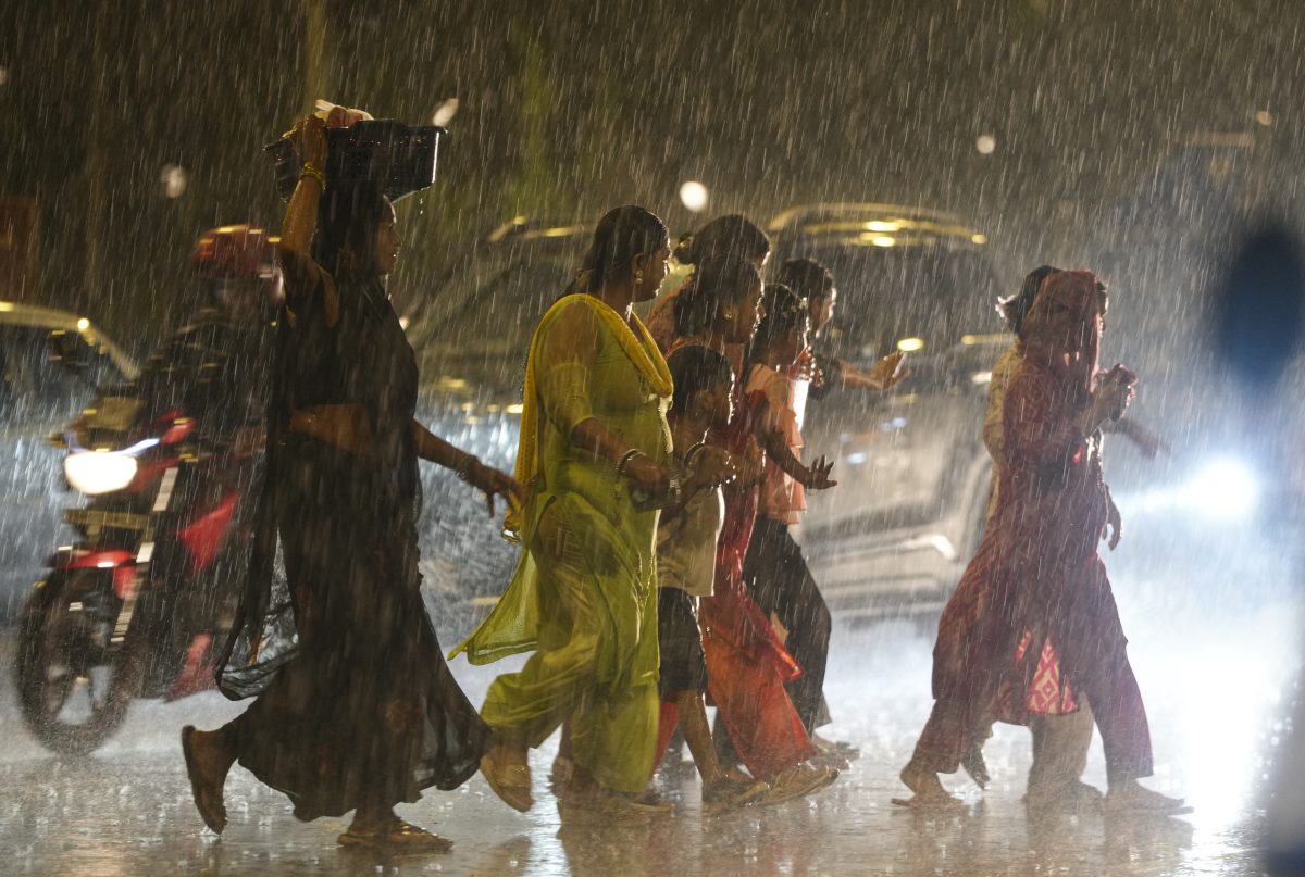 Delhi Heavy Rain Alert: दिल्ली में आंधी-तूफान के साथ बारिश, IMD ने जारी किया येलो अलर्ट 4 29061 pti06 29 2025 000215b 1