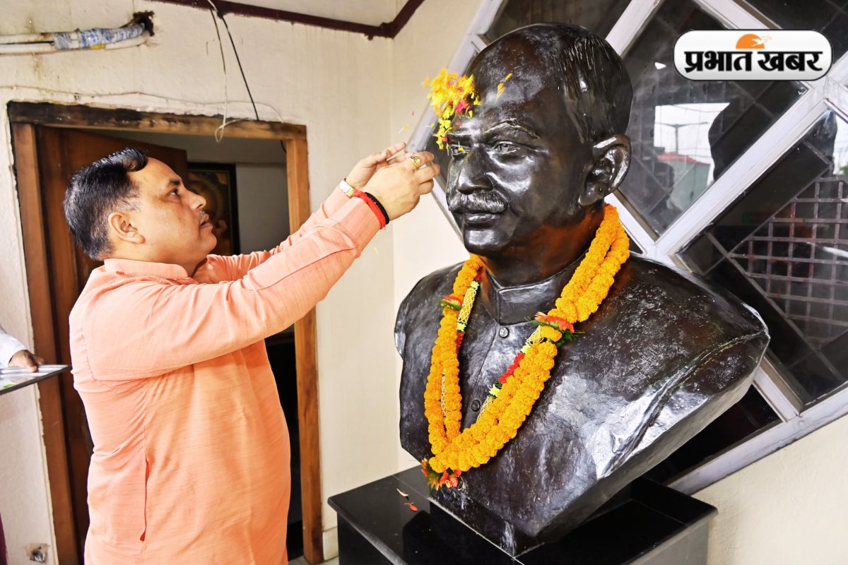 धनबाद में बोले बाबूलाल मरांडी, कांग्रेस की तुष्टिकरण नीति के खिलाफ खड़े हुए डॉ श्यामा प्रसाद मुखर्जी 1 BJP Celebrates Dr Shyama Prasad Mukherjee Birth Anniversary in Jharkhand