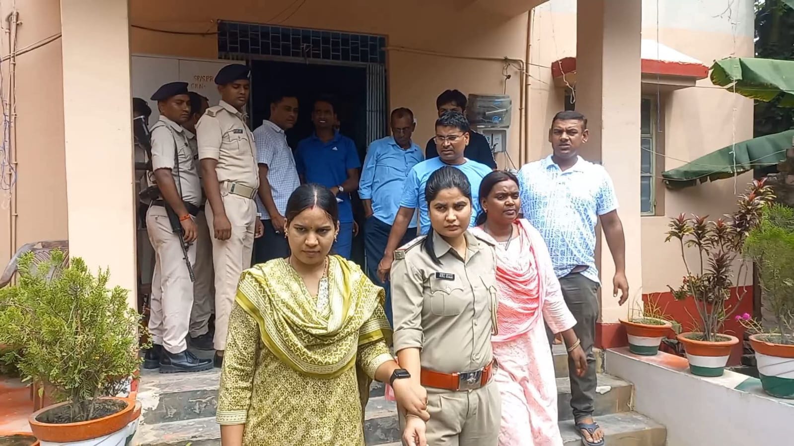 समस्तीपुर के महिला थाने में विजिलेंस की रेड थानाध्यक्ष-ड्राइवर 20 हजार घूस लेते अरेस्ट, चालक बोला- मैंने रुपए नहीं मांगे थे, जबरदस्ती मैडम ने दिए