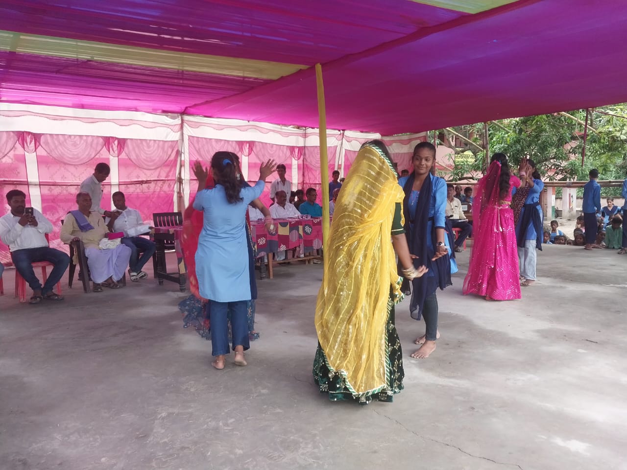 नृत्य करती छात्राएं