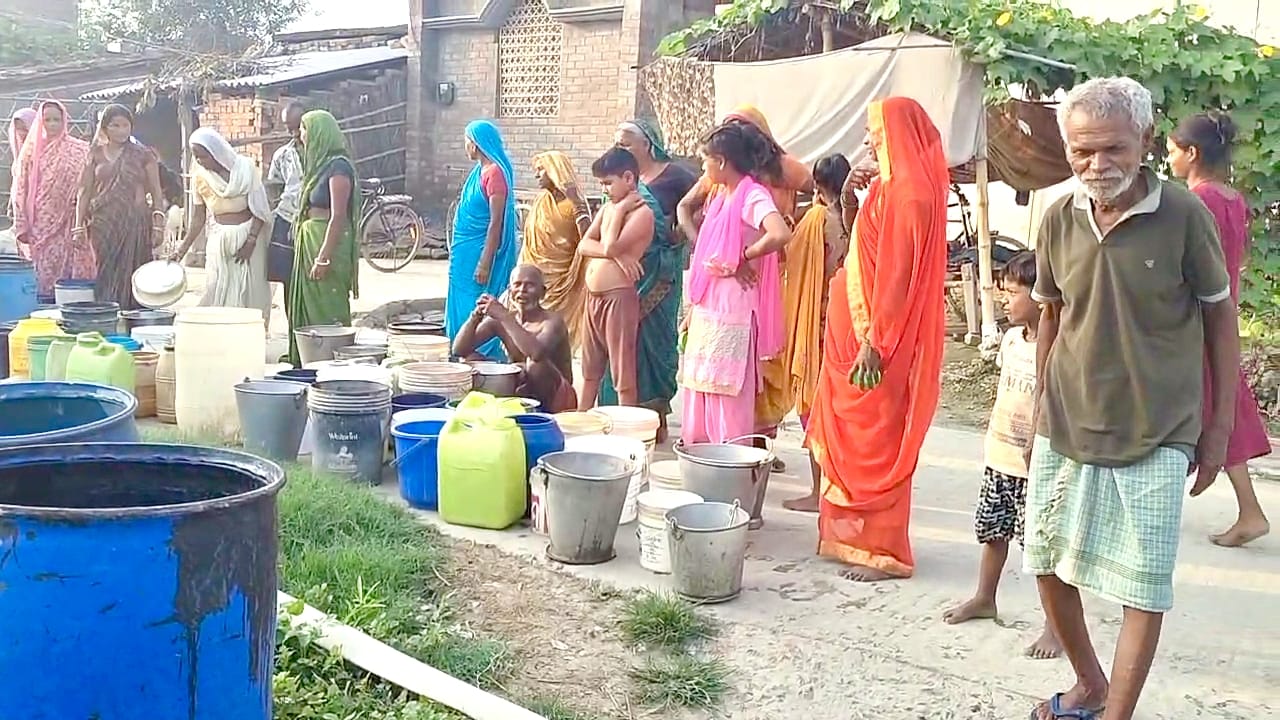 बथुआ बुजुर्ग में पानी के लिए मचा हाहाकार, परेशानी 