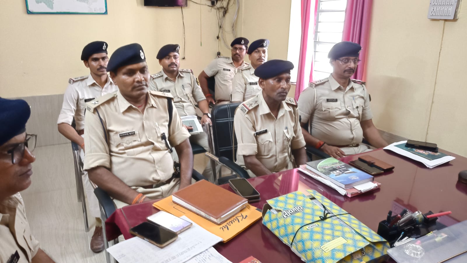 रोसड़ा में पुलिस अधिकारियों की समीक्षा बैठक, अपराध नियंत्रण को लेकर सख्त निर्देश