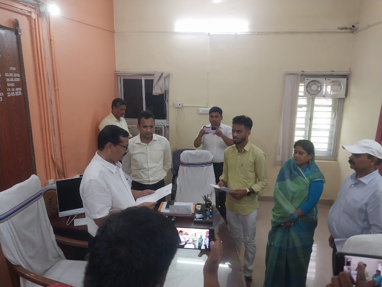 रोसड़ा नगर परिषद वार्ड 7 के नवनिर्वाचित पार्षद रवि ओम सुमन ने ली शपथ,एडीएम बृजेश कुमार ने दिलाई शपथ