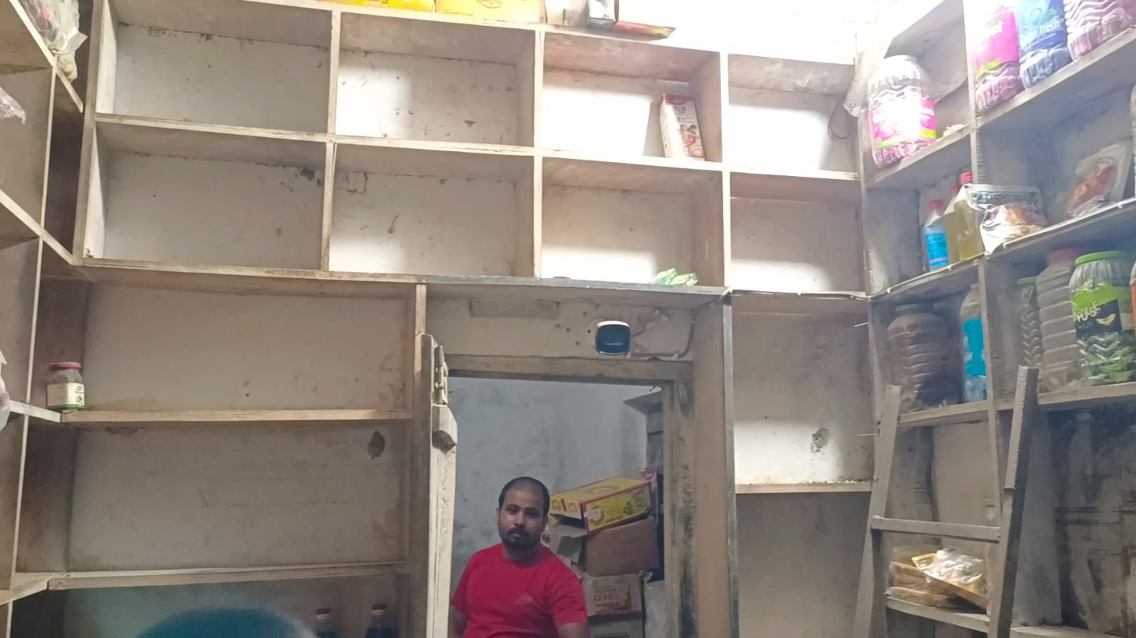 ठनका चौक पर किराना दुकान में लाखों की चोरी, पुलिस जांच में जुटी