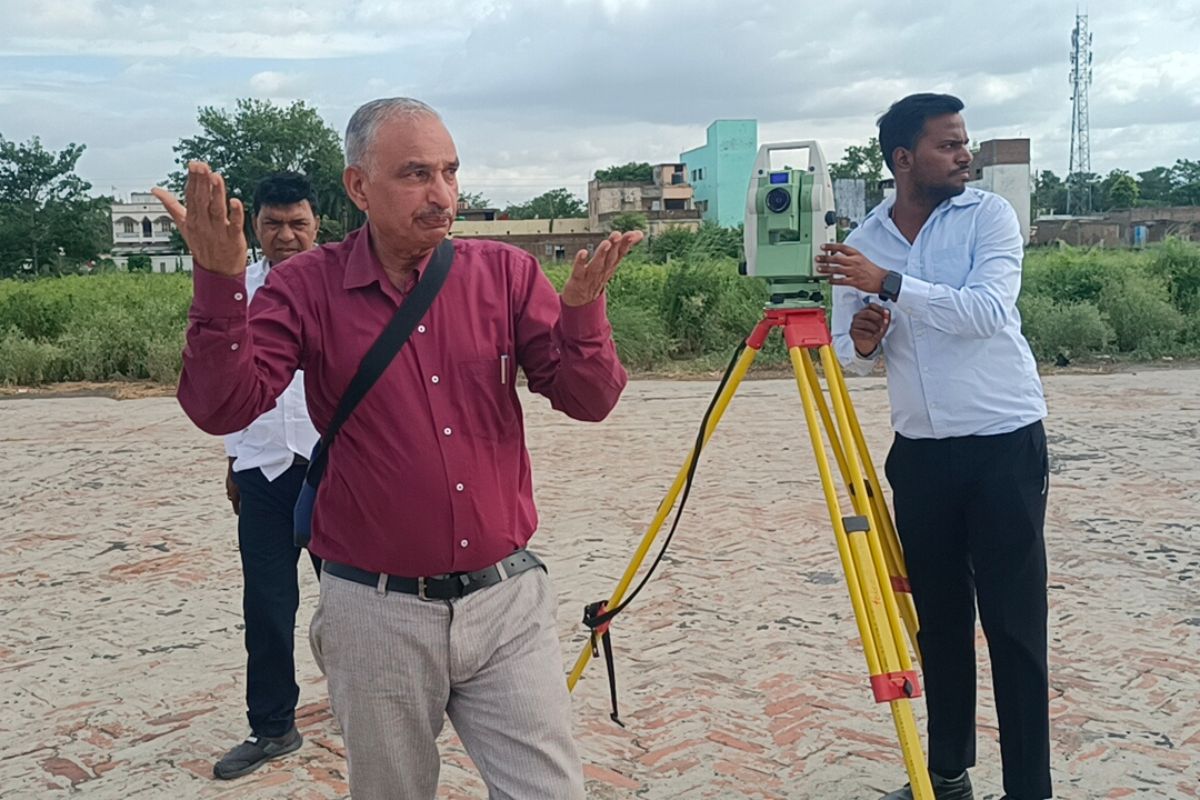 मुजफ्फरपुर: पताही एयरपोर्ट को लेकर सामने आई बड़ी जानकारी, सेटेलाइट की मदद से तय की गई लोकेशन 1 एयरपोर्ट के मैपिंग का काम करते अधिकारी