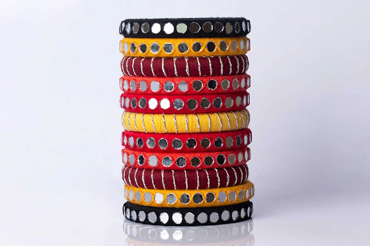 सावन में हाथों में सजाएं ये Mirror Work Bangles, पिया जी की नहीं हट पाएगी नजर 2 colorful bangel