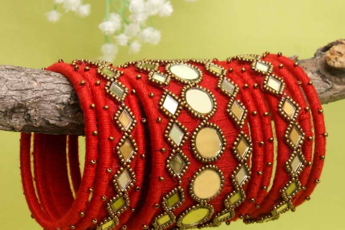 सावन में हाथों में सजाएं ये Mirror Work Bangles, पिया जी की नहीं हट पाएगी नजर 5 red bangel