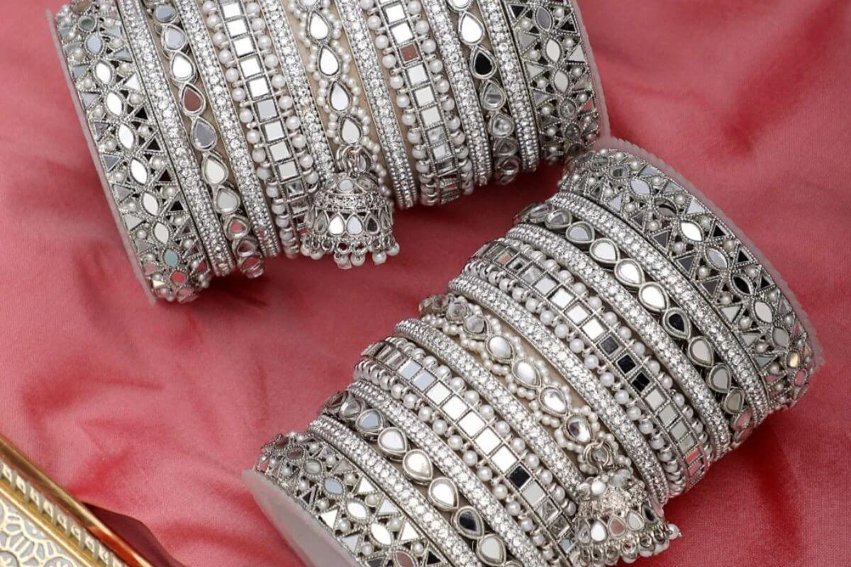 सावन में हाथों में सजाएं ये Mirror Work Bangles, पिया जी की नहीं हट पाएगी नजर 4 pearl bangel