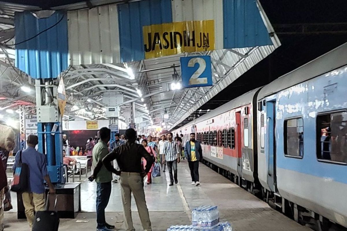 Shravani Mela 2025: जसीडीह स्टेशन पर भीड़ नियंत्रण के लिए पुख्ता इंतजाम, अलग-अलग गेट से होगा प्रवेश और निकास 1 Jaisdih Junction