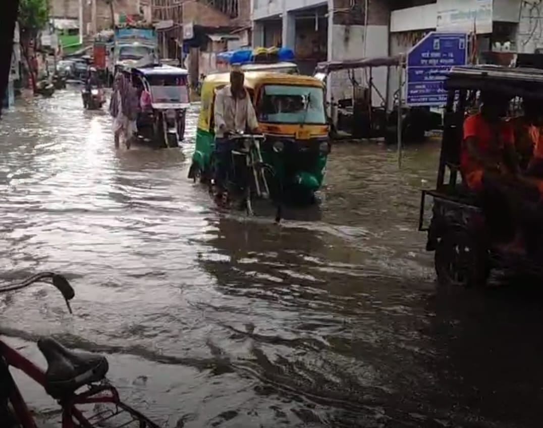 रोसड़ा में दो घंटे की बारिश ने खोली नगर परिषद के दावों की पोल, जलजमाव से लोगों की मुश्किलें बढ़ीं