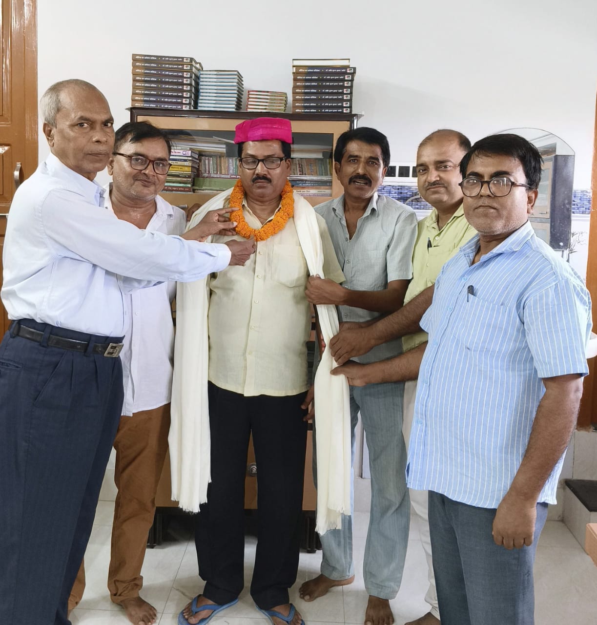 प्रो० शशिभूषण कुमार शशि को प्रिंसिपल बनने पर चादर, पाग एवं माला पहनाकर बधाई दिया