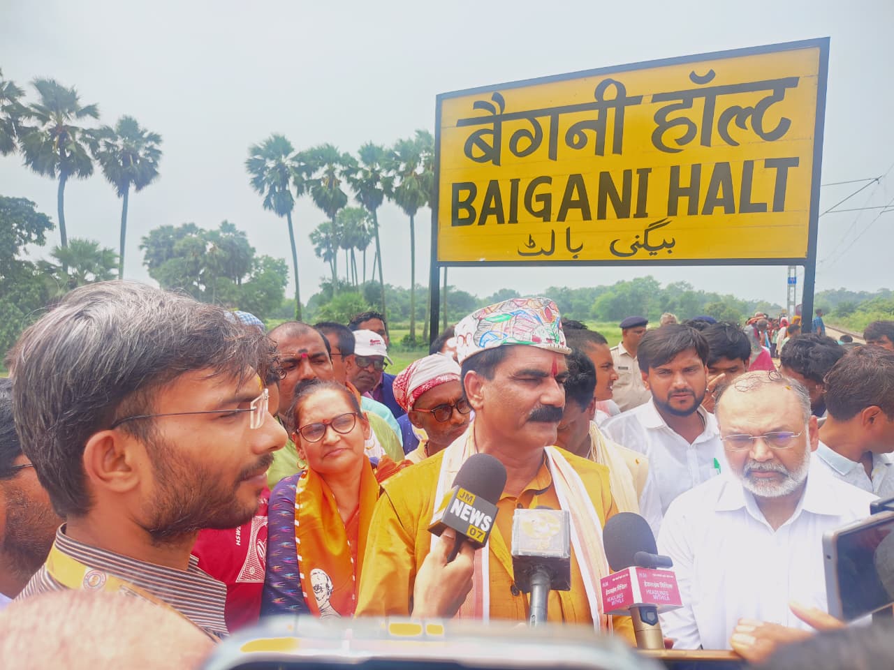 बैगनी हाल्ट का हुआ उद्घाटन सांसद गोपाल जी ठाकुर द्वारा किया गया
