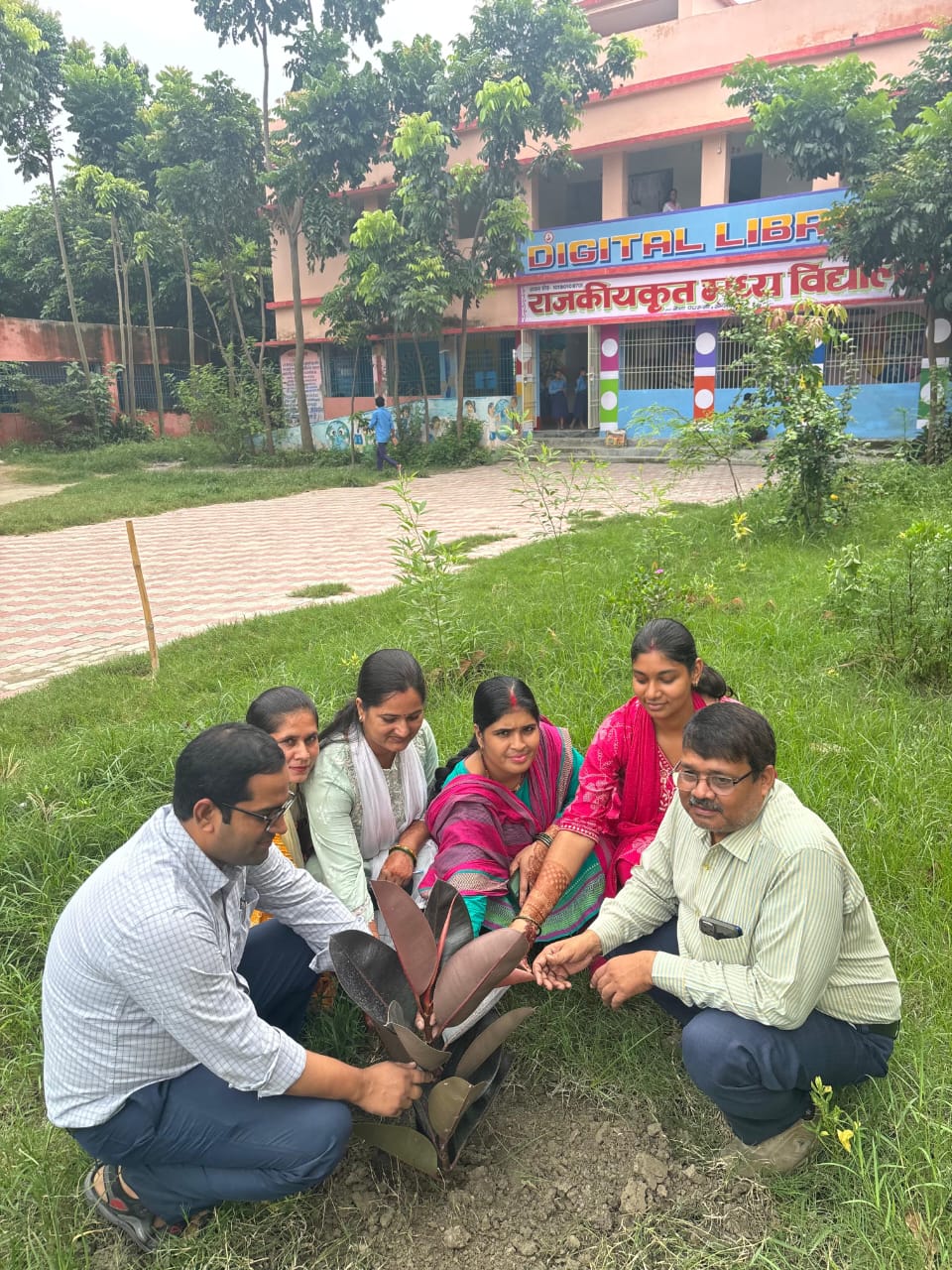 नवनियुक्त शिक्षक योगदान के पश्चात पौधारोपण कर पर्यावरण संरक्षण में सहयोग करने का लिया संकल्प