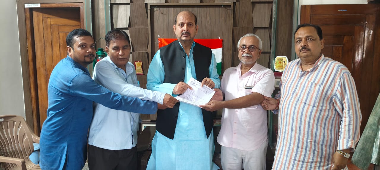 रेल डाक सेवा (आर.एम.एस) के कर्मचारियों के प्रतिनिधिमंडल ने विभिन्न मांगों को लेकर विधायक को ज्ञापन सौंपा 