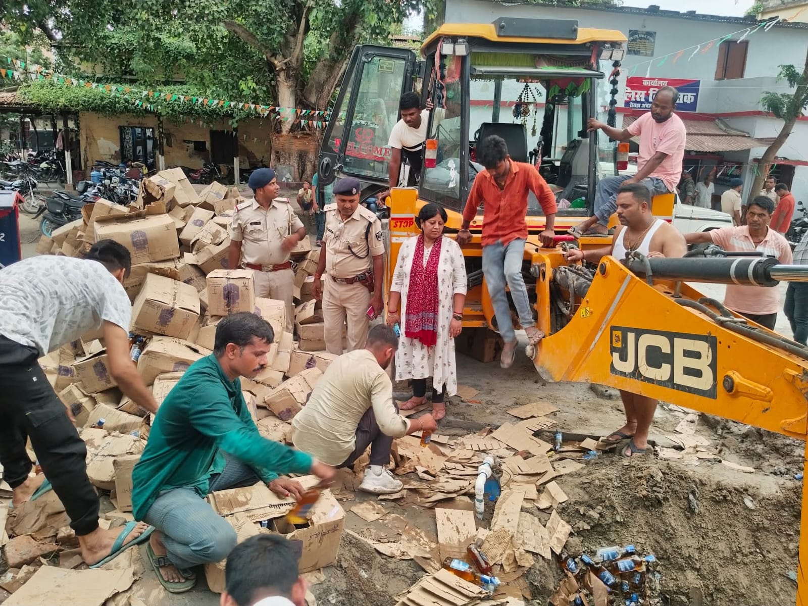 रोसड़ा में 4685 लीटर अवैध शराब का विनष्टीकरण