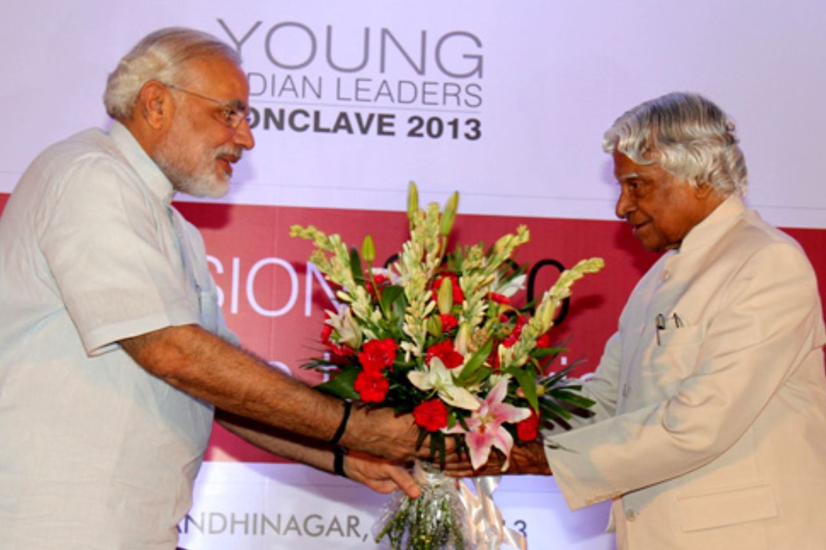 APJ Abdul Kalam: हिंदुस्तान रत्न कलाम...अखबार बेचने से राष्ट्रपति भवन तक, 'सपना देखना' सिखाती हैं 'मिसाइलमैन' की ये 5 बातें 2 APJ Abdul Kalam Biography