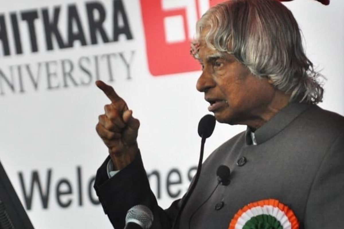 APJ Abdul Kalam: हिंदुस्तान रत्न कलाम...अखबार बेचने से राष्ट्रपति भवन तक, 'सपना देखना' सिखाती हैं 'मिसाइलमैन' की ये 5 बातें 1 APJ Abdul Kalam Biography