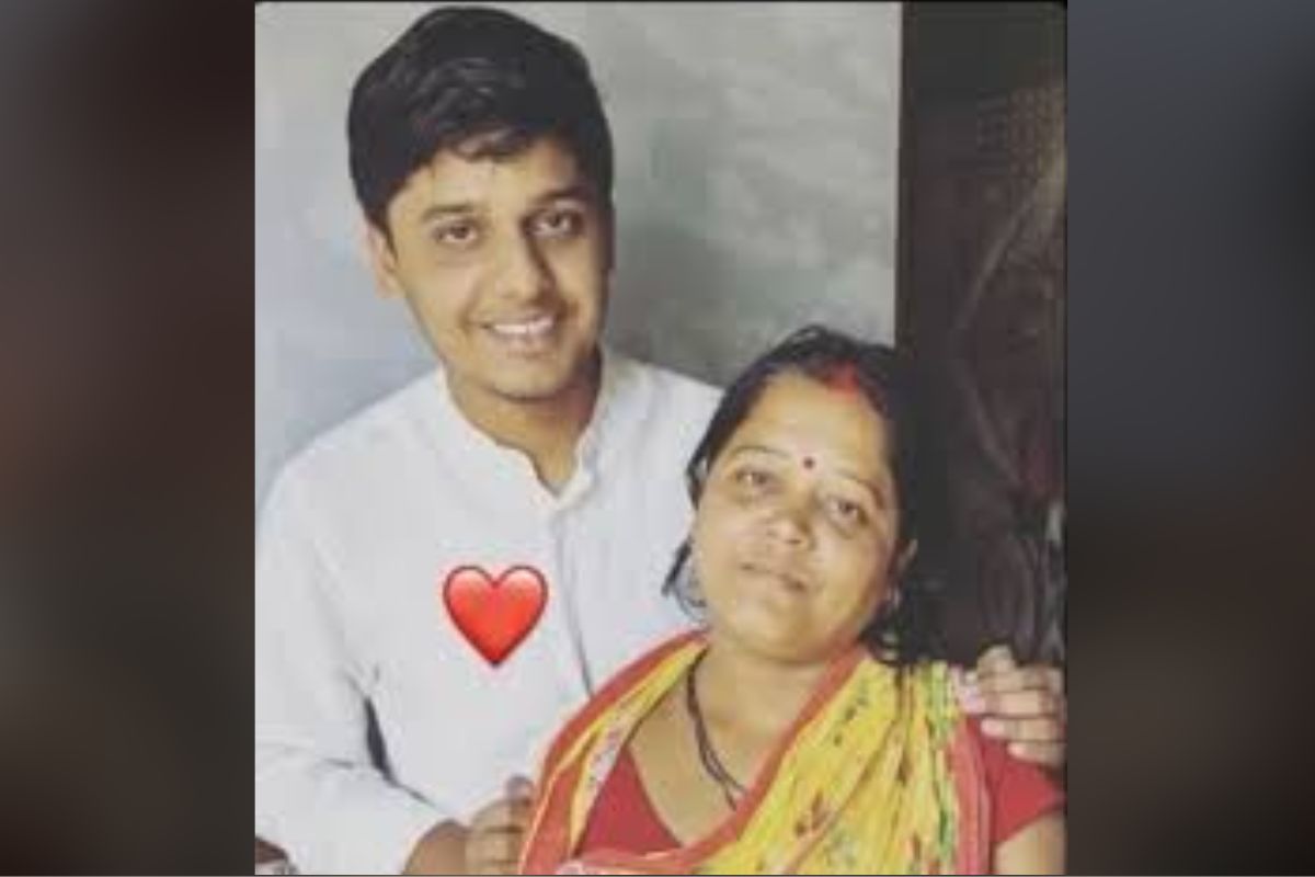दुनिया के 11,000 छात्रों को पीछे कर जीत गया बिहार का लाल, चंपारण के आदर्श कुमार ने जीता ग्लोबल स्टूडेंट अवार्ड 1 Adarsh Kumar with his mother