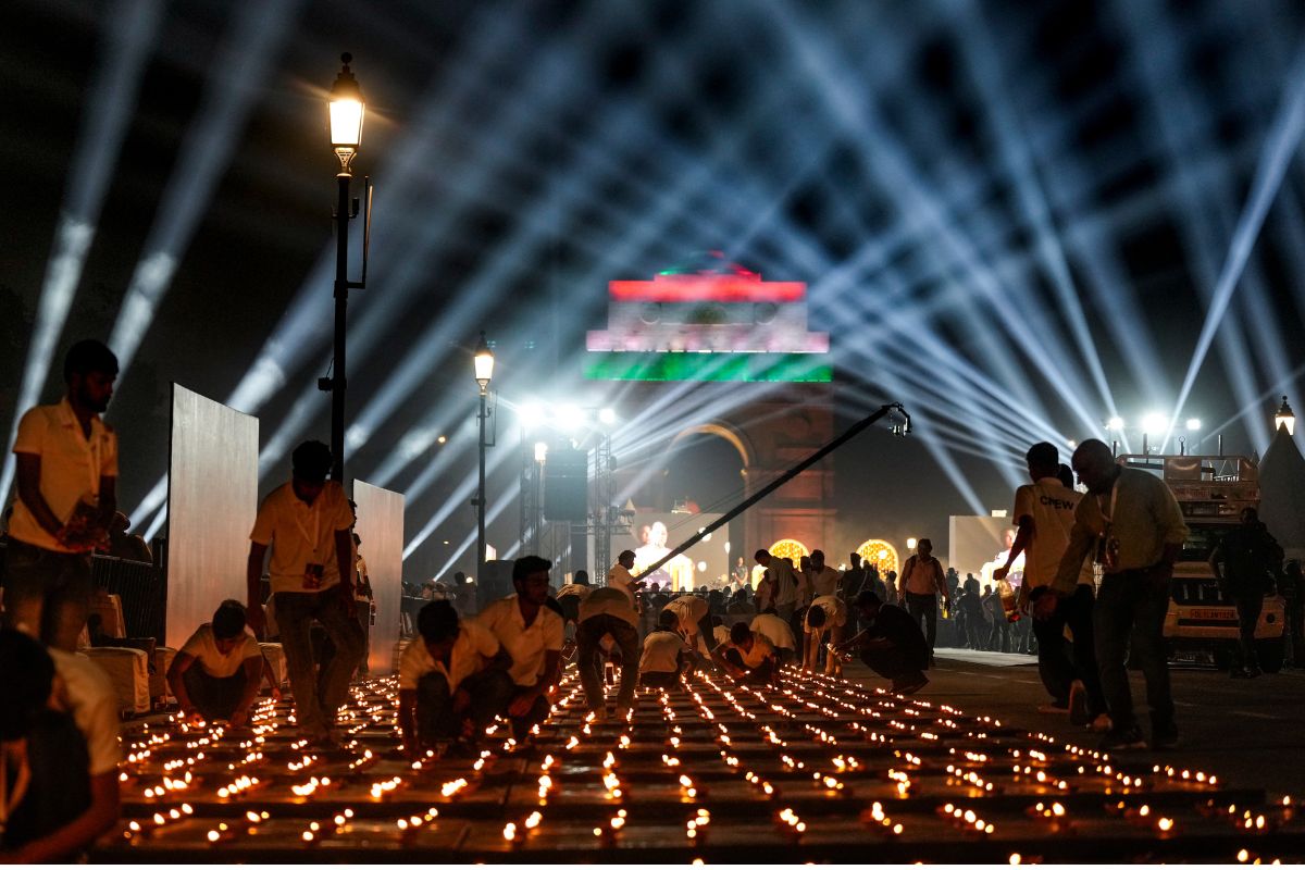 Kartavya Path Diwali Video: 1.5 लाख दीयों से जगमगा उठी दिल्ली, कर्तव्य पथ का ऐसा दिखा नजारा