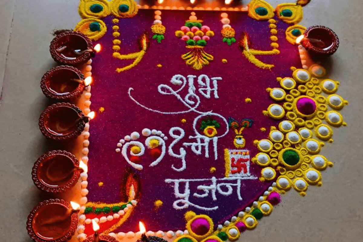 Dhanteras Rangoli Designs: धनतेरस पर घर सजाएं इन खूबसूरत रंगोली डिजाइंस से, आएगी मां लक्ष्मी की कृपा 4 Dhanteras 2025 Rangoli Design