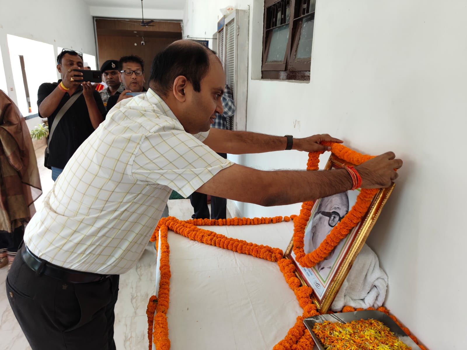 लोकनायक जय प्रकाश नारायण की जयंती पर समस्तीपुर समाहरणालय में माल्यार्पण कर किया गया नमन