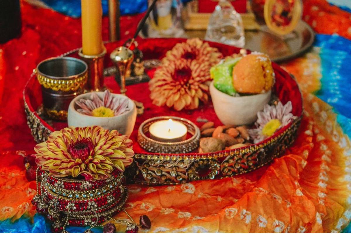 Karwa Chauth Thali Item: करवा चौथ पूजा थाली - जानें 11 अनिवार्य सामग्रियां जो हर सुहागिन की थाली में होनी चाहिए 4 Karwa Chauth Thali Item min