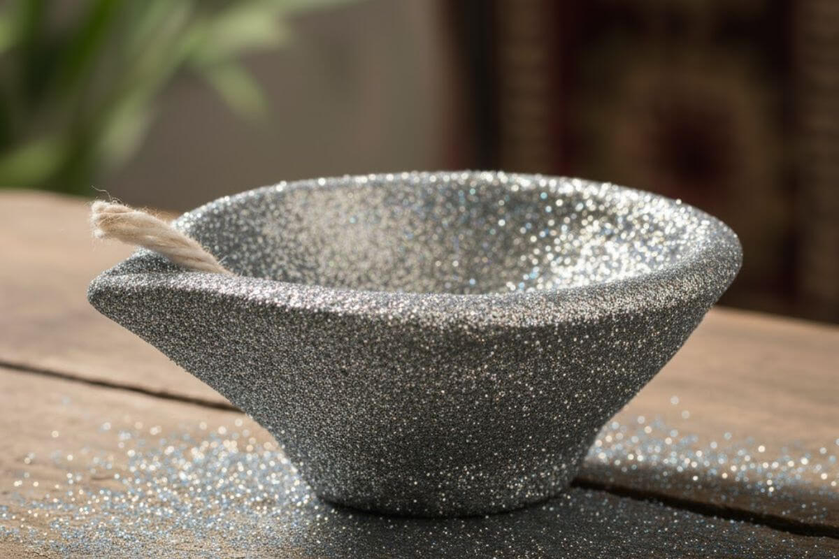 Diya Decoration Ideas: दिवाली डेकोरेशन के लिए अपने हाथों से सजाएं दीये, इन आइडियाज को करें ट्राई 2 glitter diya