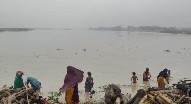 Photos: बिहार के इस जिले में कोसी के कहर ने बढ़ाई टेंशन, रूह कंपाने वाली देखिये तस्वीरें 5 image 89