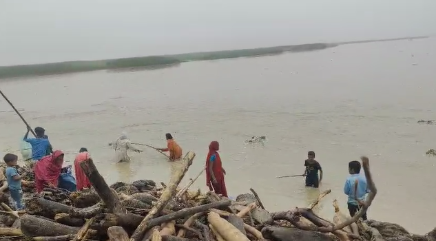 Photos: बिहार के इस जिले में कोसी के कहर ने बढ़ाई टेंशन, रूह कंपाने वाली देखिये तस्वीरें 6 image 90