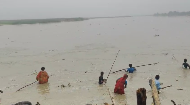 Photos: बिहार के इस जिले में कोसी के कहर ने बढ़ाई टेंशन, रूह कंपाने वाली देखिये तस्वीरें 7 image 91