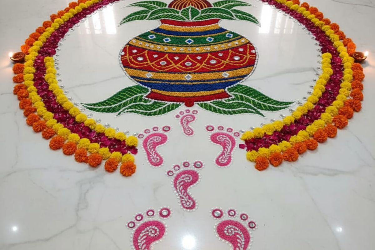 Top 5 Rangoli Design For Dhanteras: धनतेरस पर बनाएं ये खास रंगोली डिजाइन, घर में आएगी सुख-समृद्धि और मां लक्ष्मी का वास 4 laxmi ji ke pair