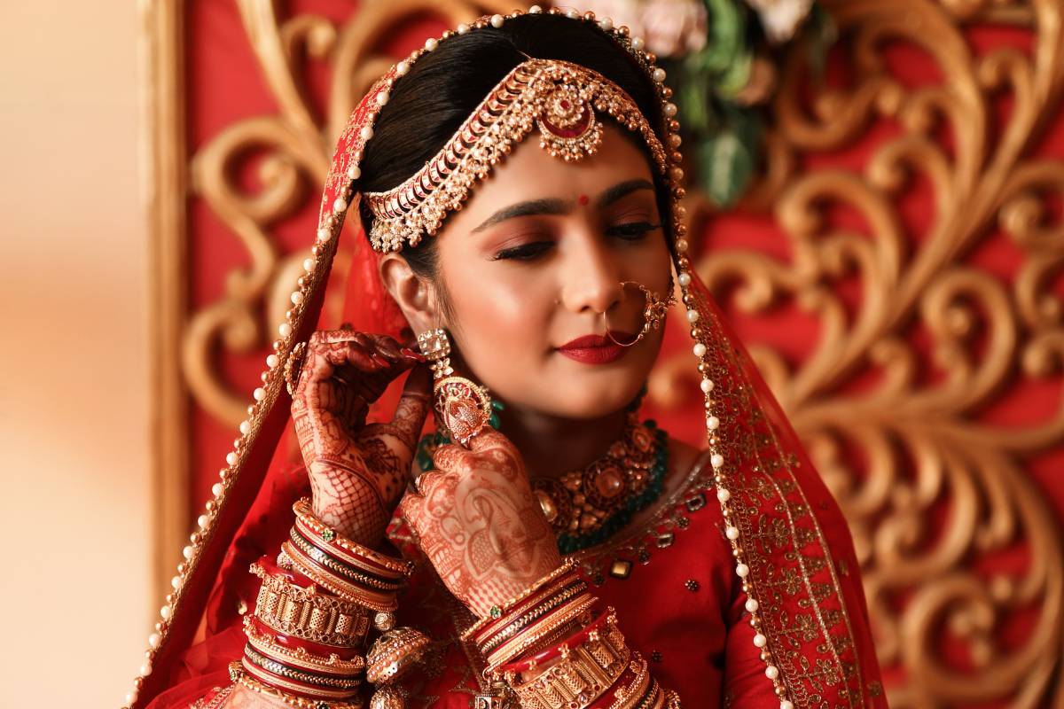 Bridal Skincare Routine: 5 बड़ी स्किनकेयर गलतियां जो दुल्हनों का ग्लो कर देती हैं खराब 1 Bride skincare routine before wedding with natural glow and healthy skin