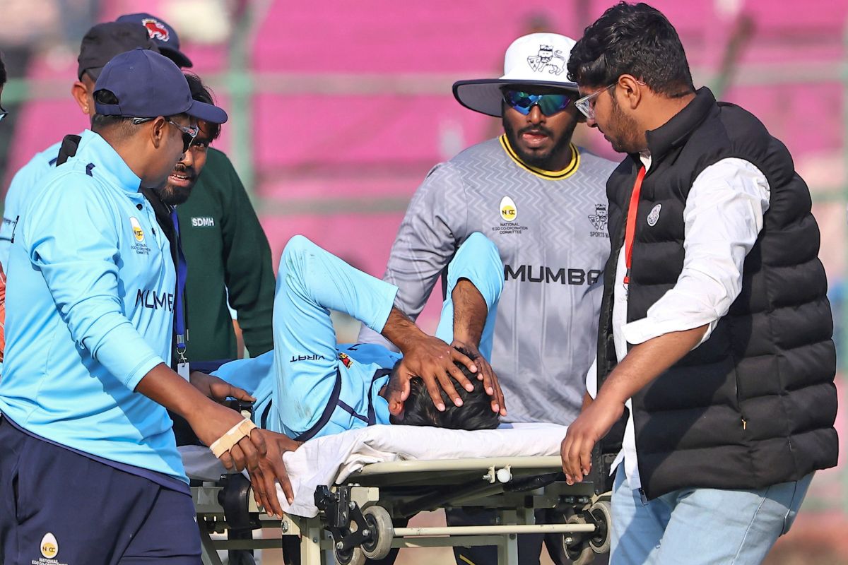 KKR के स्टार को Vijay Hazare Trophy मैच में लगी सिर पर गंभीर चोट, अस्पताल में भर्ती 1 अंगकृष रघुवंशी को चोट के बाद अस्पताल में भर्ती कराया गया है.